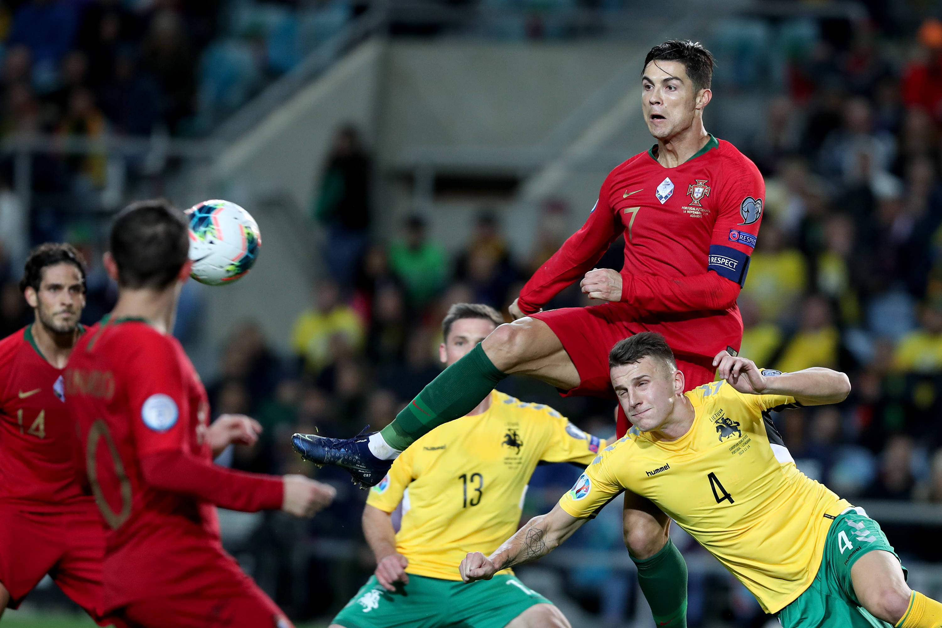 立陶宛险胜马耳他，小组晋级前路依旧漫长，引发热议