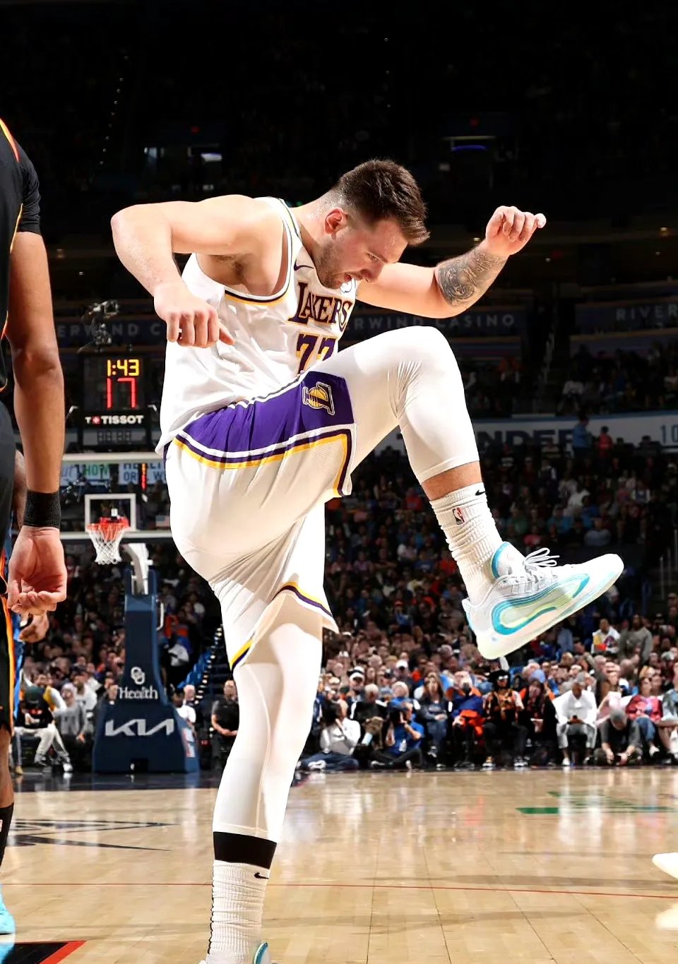 湖人碾压勇士B队,克莱送出助攻 湖人碾压勇士B队,克莱送出助攻