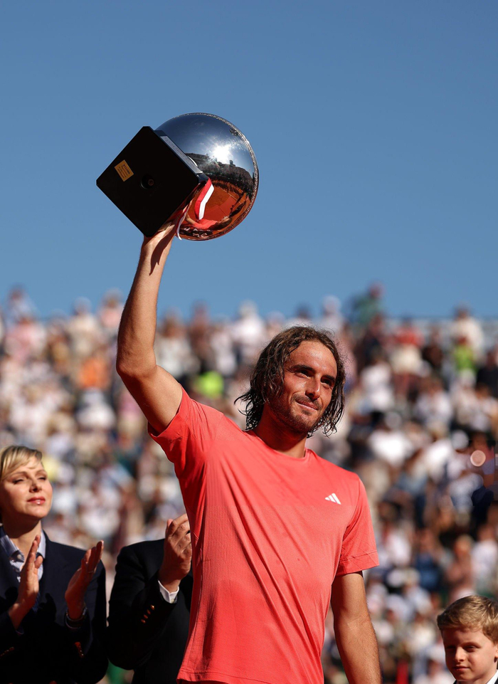 年终总决赛轻取法网，西西帕斯统治全场