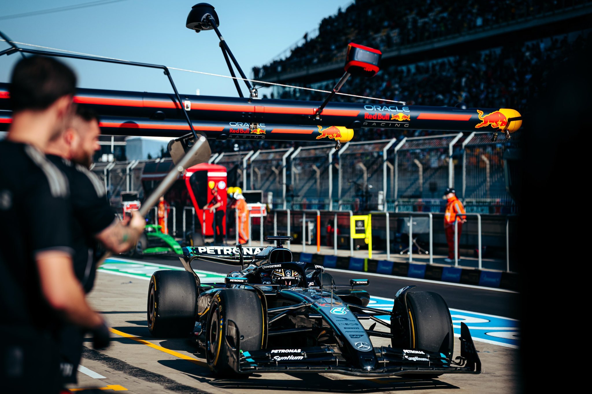 哈斯车队完胜梅赛德斯，拉塞尔点燃赛场