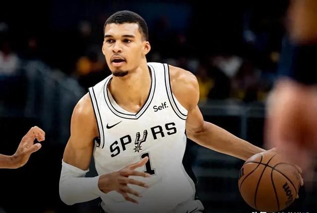 天津队逆转马刺,布克状态火热 天津队逆转马刺,布克状态火热